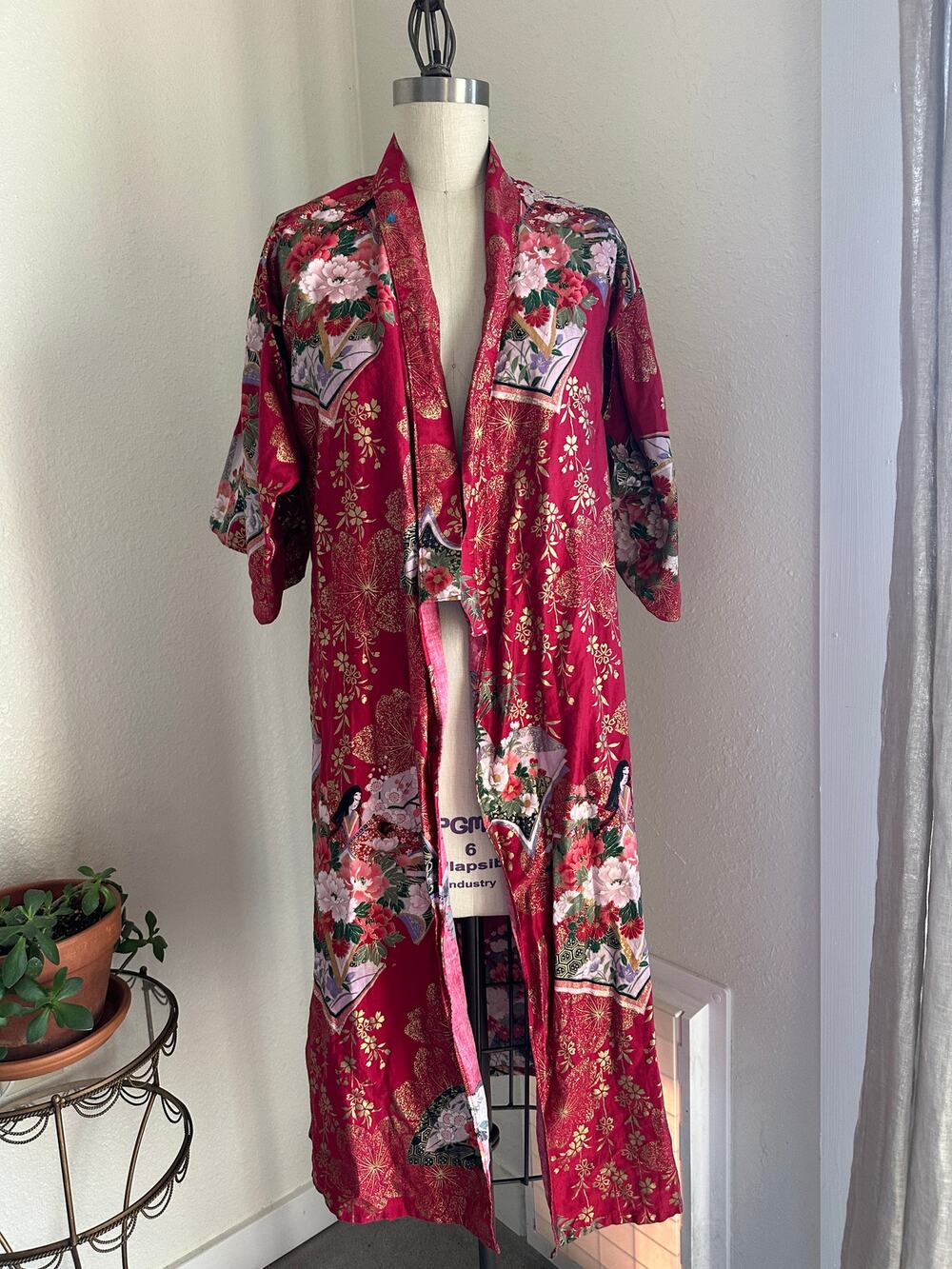 Vintage Women’s One Size Japanese Floral Kimono Robe Burgundy Gold Silk Feel